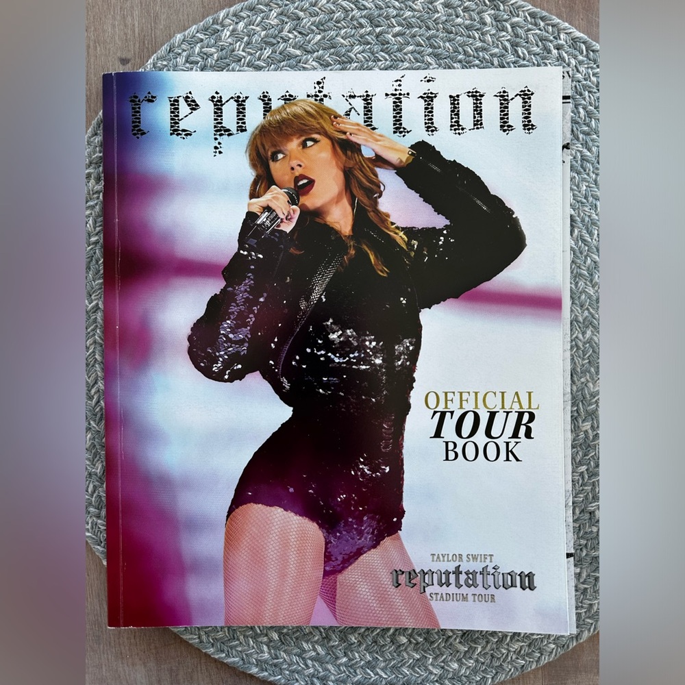 Taylor Swift reputation official tour book